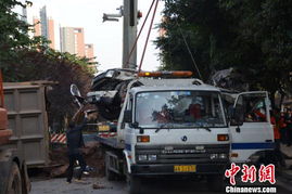 事故现场警车与救援人员