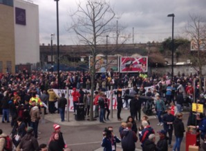 球迷在球场外抗议