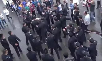 学生与工作人员冲突现场