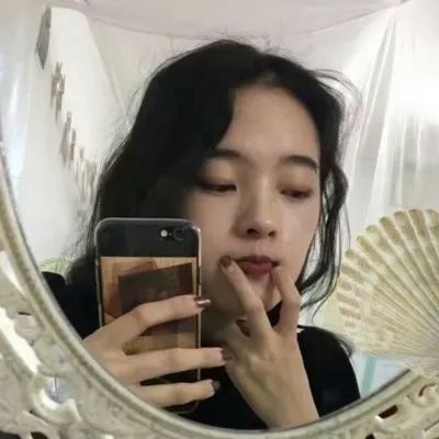 女孩面对镜子准备剃头