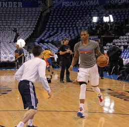 威少在训练场热身的画面