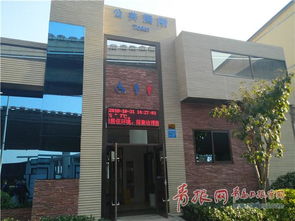 上海某公交站点旁现代化公厕内部图