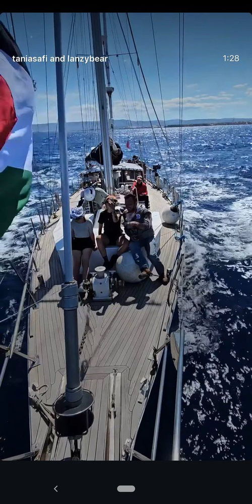 格蕾塔在船上整理救援物资