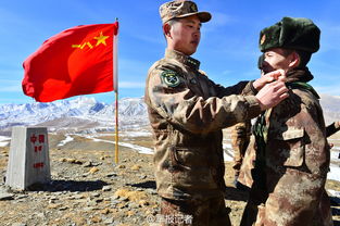 俄罗斯边防军人站在铁轨旁观察列车进站