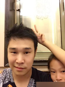 小沈阳与女儿合影微笑