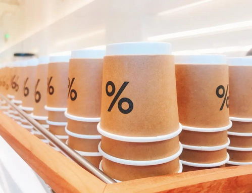 不同品牌的咖啡杯排列展示