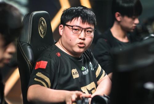 Uzi退役后参加活动的照片