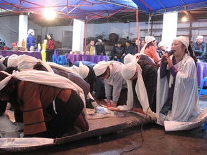 两位年轻人在灵堂前鞠躬