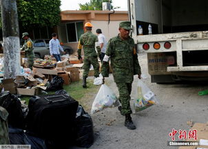 地震后避难所人群排队领取物资
