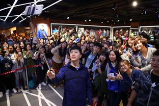 Labubu与粉丝互动场景图