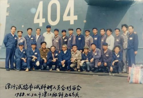 科研人员庆祝深潜成功合影