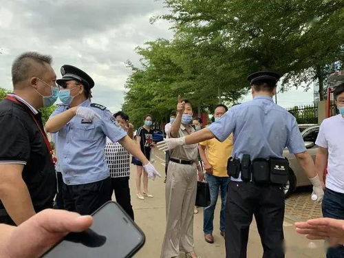 法院外家属哭泣场景