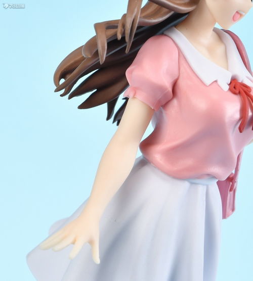 水原千鹤站在樱花树下的画面