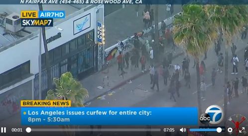 洛杉矶街头宵禁警示牌