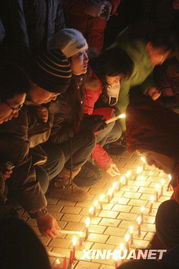 人们为遇难者点燃蜡烛祈祷