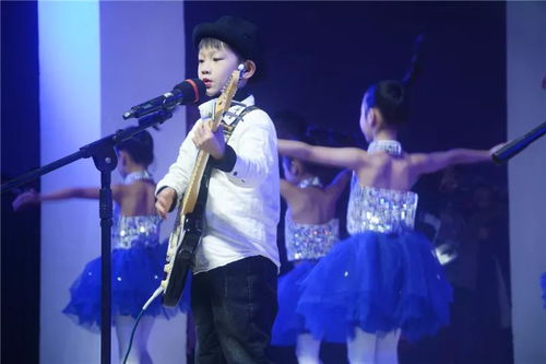 邓嘉伟在舞台上表演