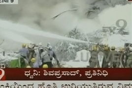 印度客机坠毁后消防人员在现场灭火