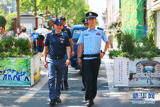 街头巡逻警察与市民互动画面