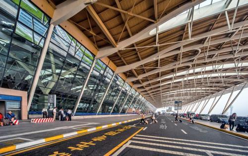 印度机场航站楼内焦急等待的家属