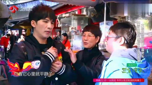 张伟与母亲拥抱