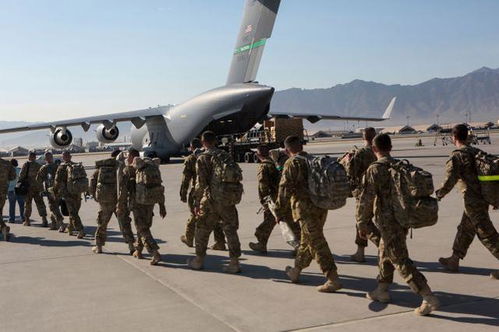美军家属登机撤离场景