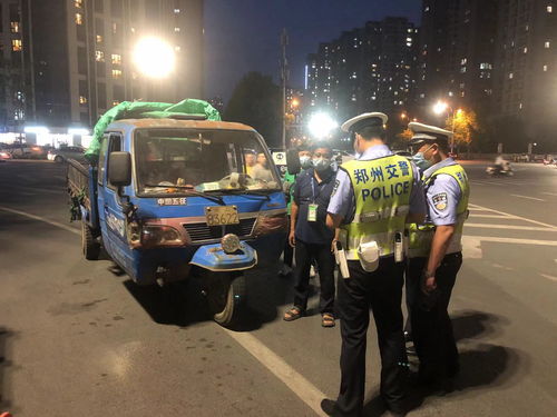 郑州交警在现场处理小米SU7事故