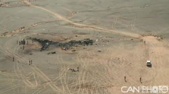 空难现场残骸散落一地