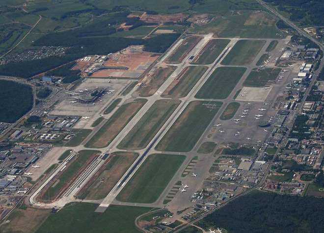 机场塔台与飞机跑道俯瞰图