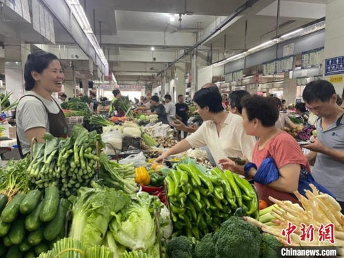 市民在超市采购防台风物资