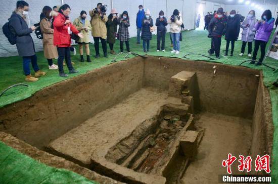 琉璃河遗址考古现场学生挖掘场景