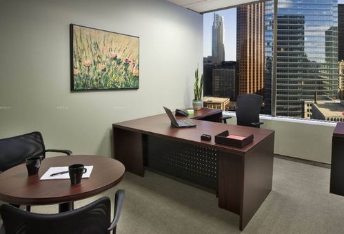 一位创业者在办公室里研究二手电子产品翻新流程