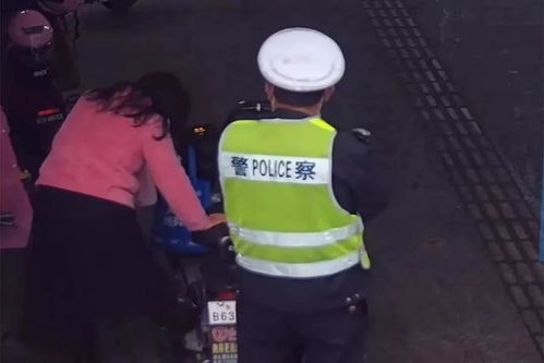 戴头盔男子在电梯厅拉拽女子