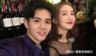 白鹿与曾舜晞在后台聊天的照片