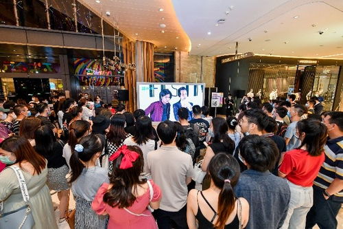 商场举办潮流市集活动现场