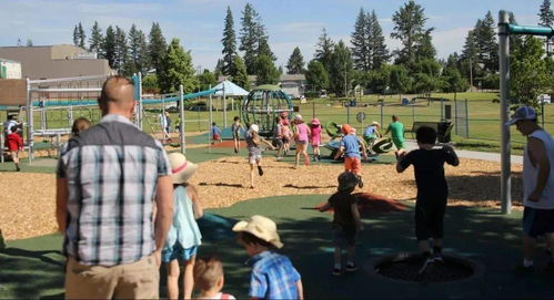 男子与家人在公园散步