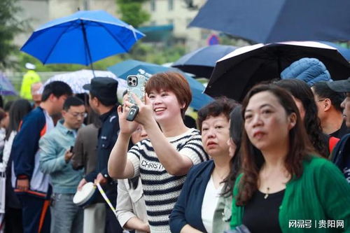 老师站在考场外目送学生离开