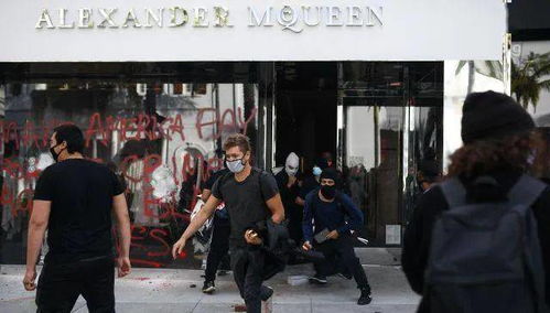 洛杉矶街头失控，苹果阿迪达斯惨遭洗劫！我亲历的骚乱现场