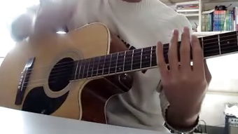 大叔抱着吉他微笑