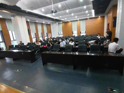 经销商在哪吒汽车工厂前维权现场