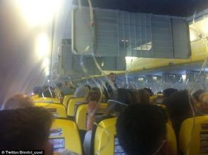 飞机紧急降落时乘客戴上氧气面罩