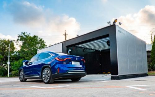 蔚来汽车在乡村充电站进行充电