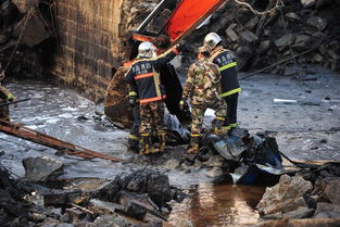 事故现场救援人员正在搜索残骸