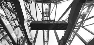 天津港繁忙的集装箱码头夜景