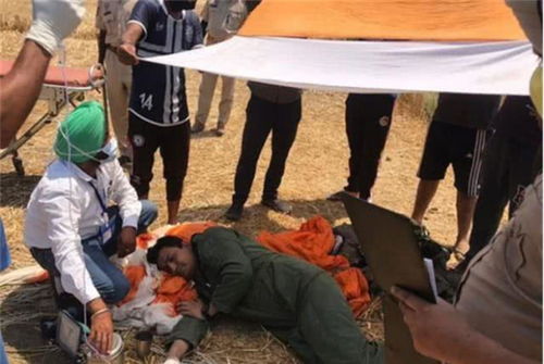 印度坠机事故后民众围观现场