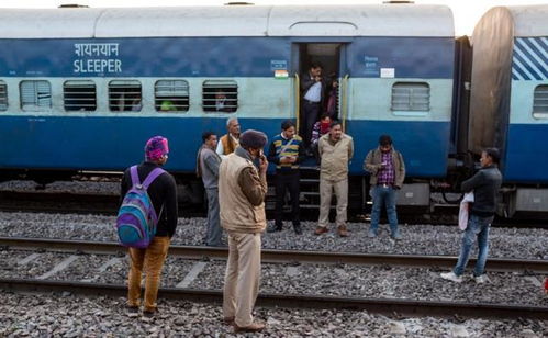 印度火车坠人事故真相：超载+危险瞬间，5条生命就这样没了？