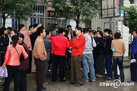 法庭外聚集的媒体和市民