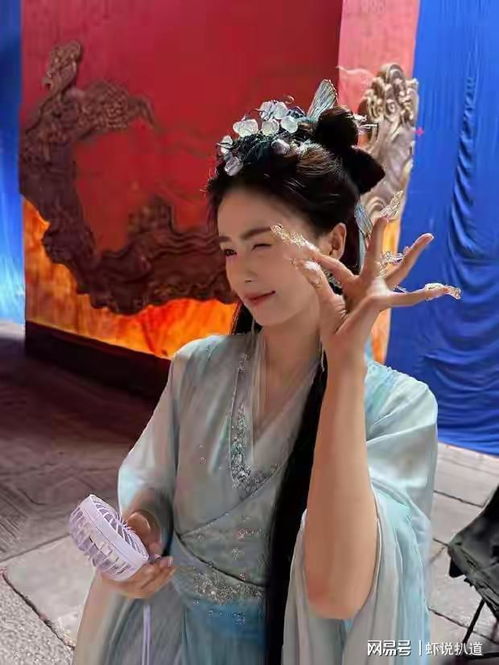 白鹿和曾舜晞在舞台上跳舞的现场照片