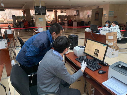 医院技术人员正在调试医疗设备