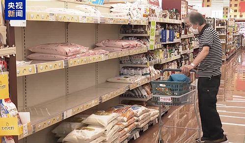 超市里摆放整齐的大米包装袋