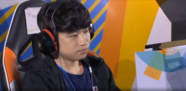 电竞选手在比赛中神情专注